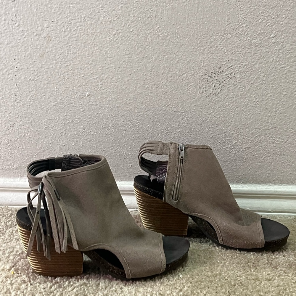 Free Spirit Fringed Tan Suede Chunky Heeled Sandals size 9